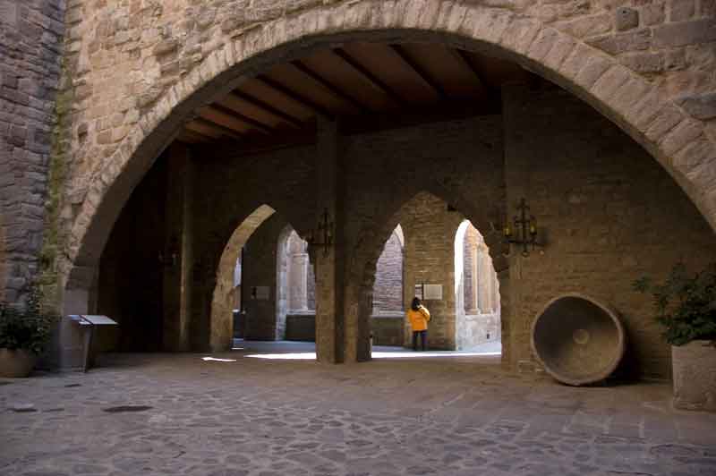 Barcelona - Cardona - castillo y canónica de Sant Vicenc 10 - porches.jpg
